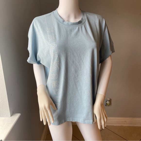Like New Under Armour active wear top size Large 
Like new condition 
Logo - Picture 2 of 7